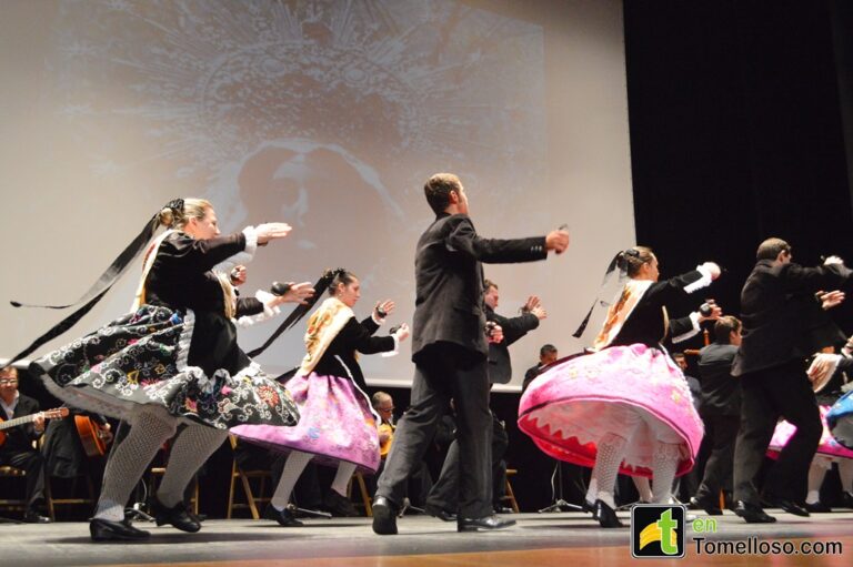 Con gran participación, el Teatro Municipal acogió el Acto Institucional de la Romería 2015 de Tomelloso