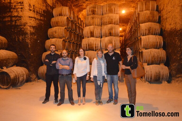 La alcaldesa destaca el cariño con que Bodegas Verum elabora sus grandes vinos
