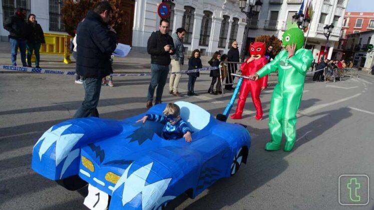 Tres autos locos cruzan Tomelloso en la tarde del martes de Carnaval
