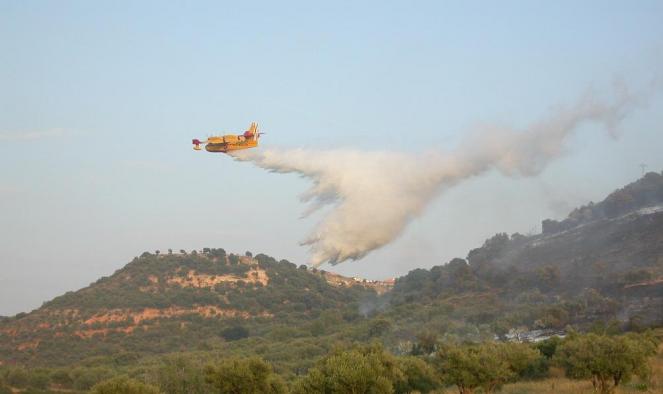 Avion apagando fuego