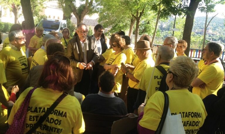 El PSOE muestra su apoyo a los afectados por las preferentes expulsados de las Cortes de CLM