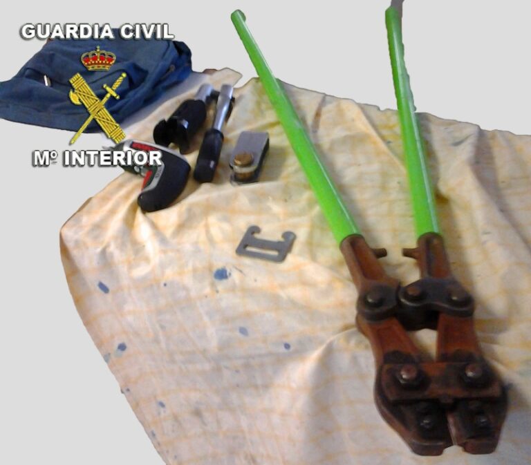 La Guardia Civil detiene, en Fuente el Fresno, a una persona e imputa a otras dos por robar en un estanco