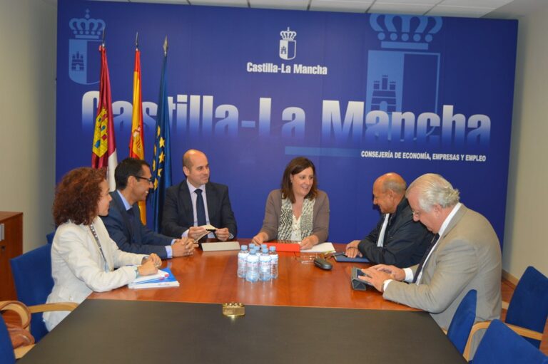 La consejera de Economía analiza con la Federación Regional de Empresarios del Textil y Confección los principales problemas y retos del sect