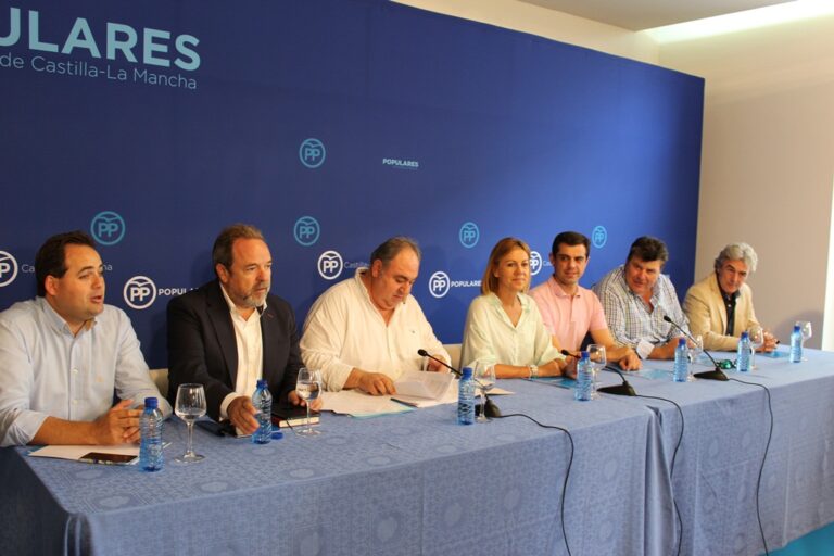 Cospedal anuncia que el PP presentará el lunes la supresión de los privilegios a los expresidentes