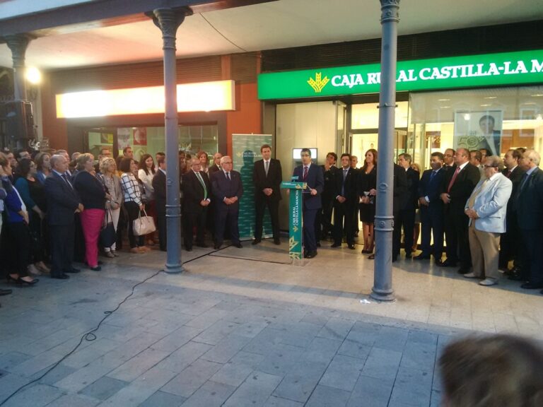El presidente de la Diputación de Ciudad Real asiste en Daimiel a la apertura de una oficina de Caja Rural de Castilla-La Mancha