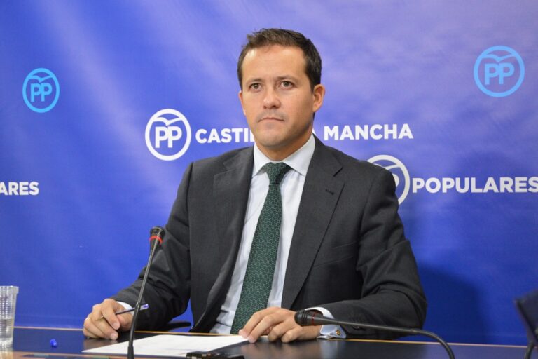 Velázquez: “Page debe ser el único que no sepa que todas las declaraciones de Cospedal están en el DOCM”