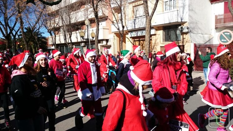 Tomelloso se llena de ‘Papa Noeles’ en la II Carrera Solidaria de AFAS