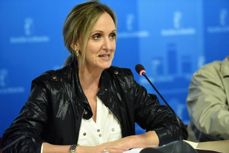 Casero resalta los 15.455 empleados más respecto a enero de 2014 y señala que hay que trabajar como hasta ahora