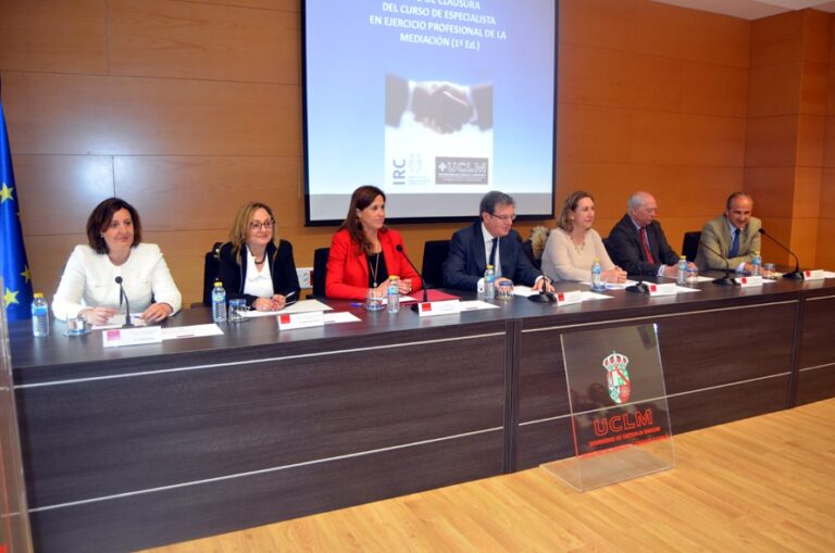 La UCLM forma su primera promoción de mediadores profesionales