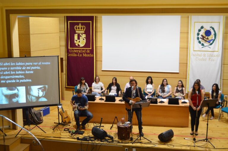Paco Damas canta a la paz en la Facultad de Educación del Campus de Ciudad Real