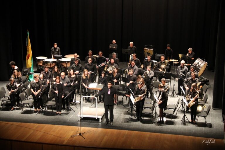 La U.M. Ciudad de Tomelloso rinde homenaje a sus socios con un brillante Concierto de Primavera