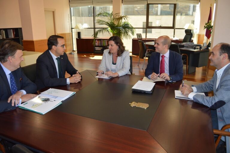 Globalcaja ofrece a la Consejería de Economía, su colaboración en la prefinanciación para los ayuntamientos del Plan Extraordinario por el Empleo