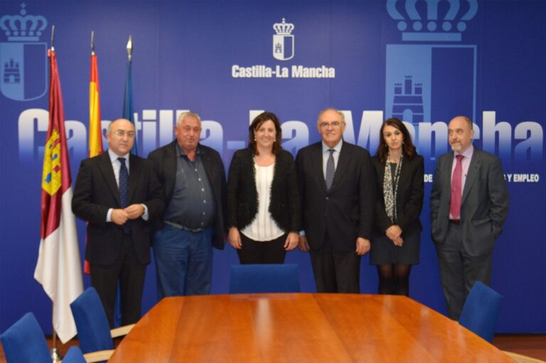 La consejera de Economía, Empresas y Empleo analiza con representantes de ASAJA las necesidades de formación y cualificación de los trabajadores del campo