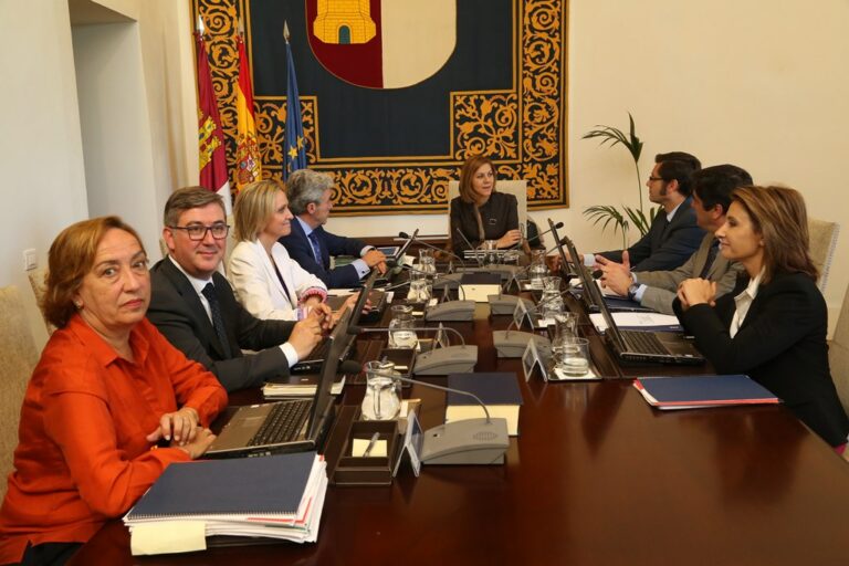 El Gobierno concede la Medalla de Oro de Castilla-La Mancha a la Real Academia Española