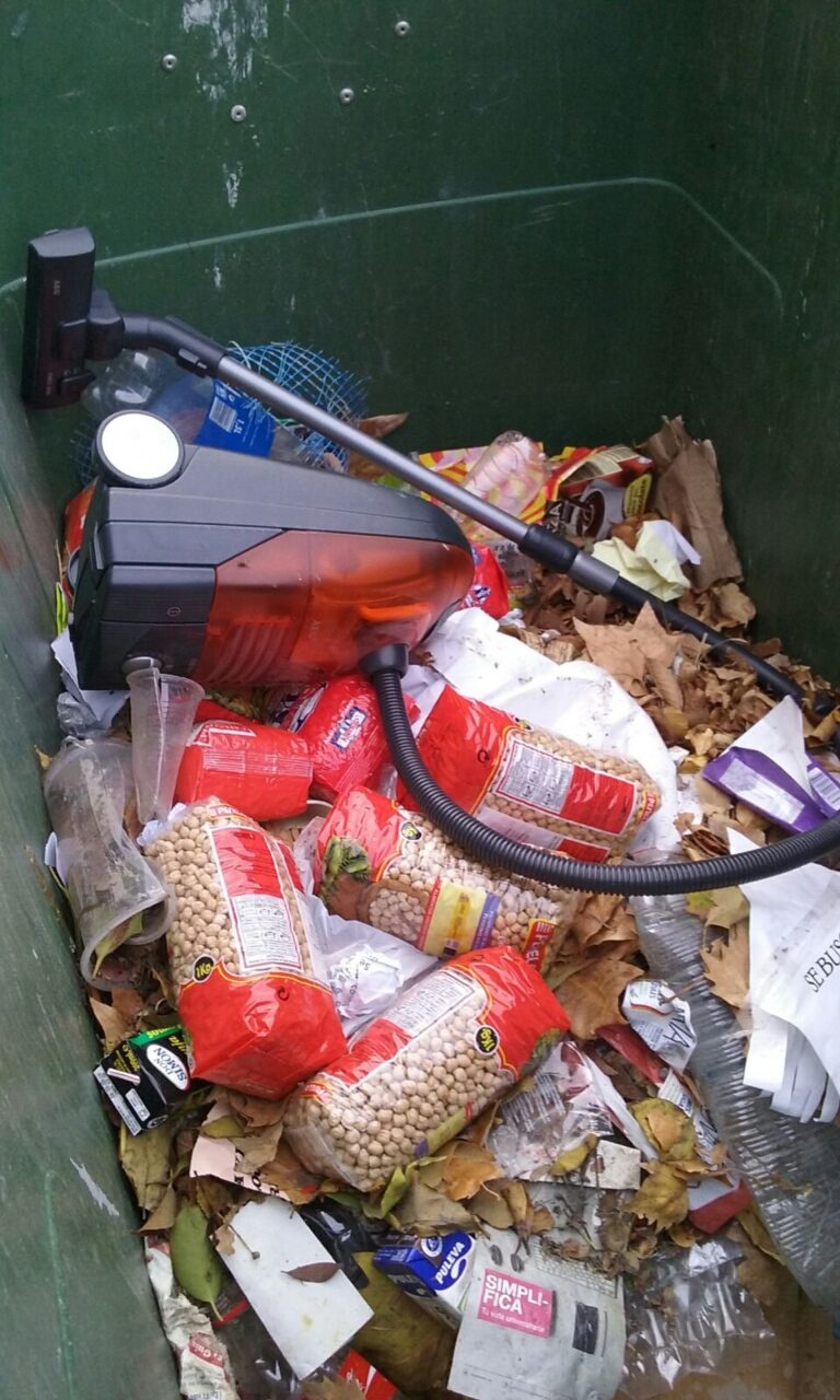 Indignación del Banco de Alimentos al encontrar comida donada en la basura