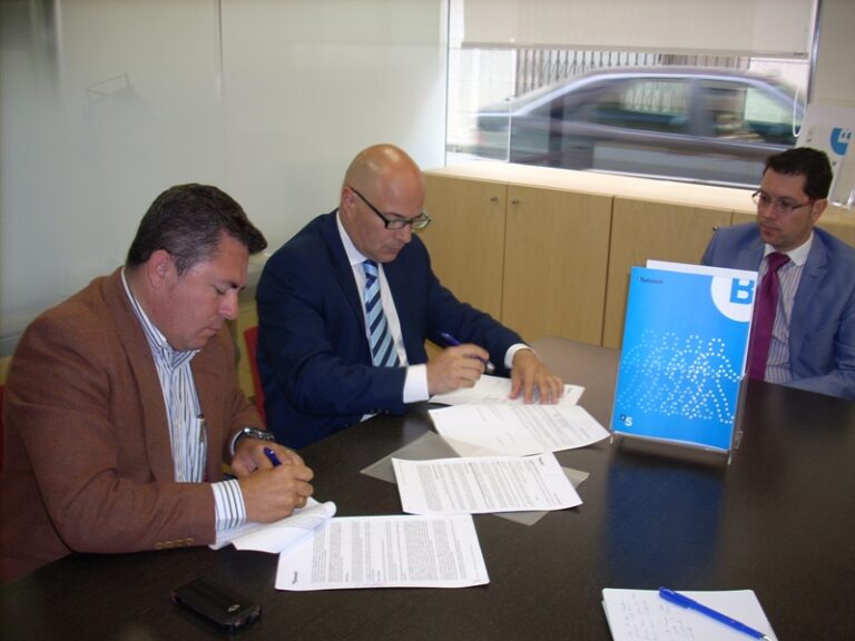 El Tomelloso C. F. firma un convenio con el Banco Sabadell