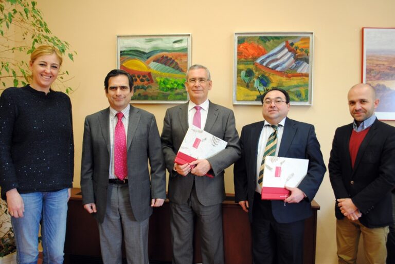 La UCLM y la Asociación de Empresarios de Tomelloso colaborarán en la realización de prácticas y actividades conjuntas