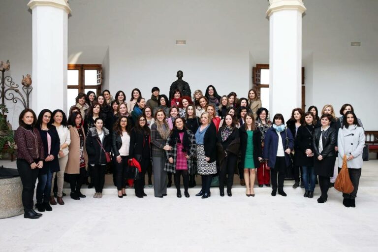 Cospedal mantiene un encuentro con las participantes en el proyecto ‘Emprendedoras Innovadoras’