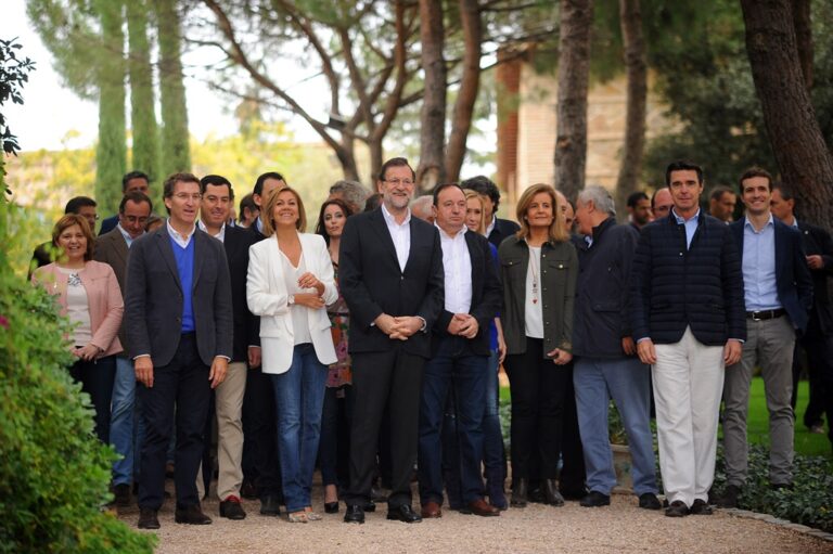 Rajoy agradece a Cospedal, el PP y a sus ministros su trabajo