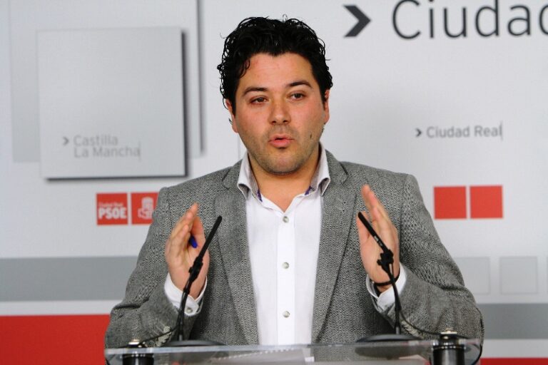 Triguero señala que la Junta está reclamando a jóvenes la devolución de becas y ayudas al alquiler concedidas hace años