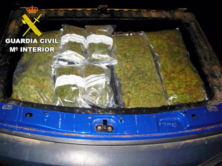 La Guardia Civil interviene más de 16 kilos de marihuana en la A4