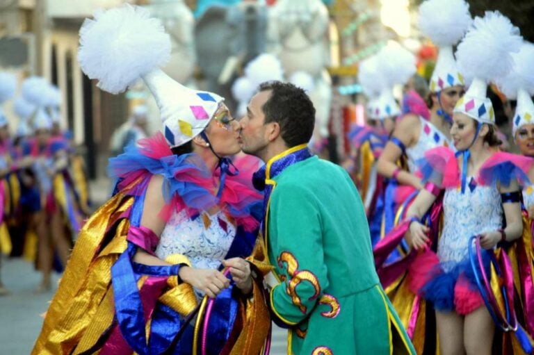El Desfile de Peñas Locales llena un año más las calles de Tomelloso