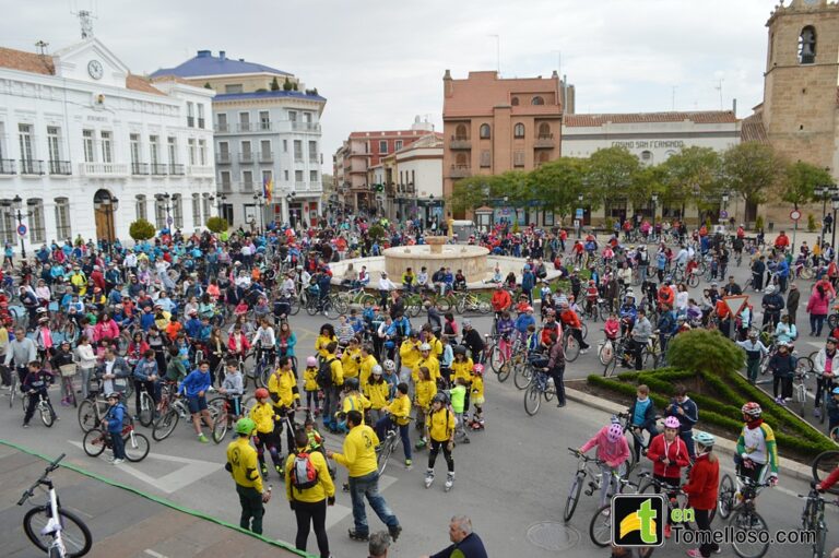 Mil ciclistas toman Tomelloso en el Día de la Bici