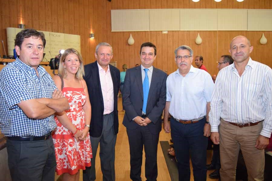 El consejero con los nuevos portavoces de vino de Cooperativas Agroalimentarias y la alcaldesa de Tomelloso - 1 (2)