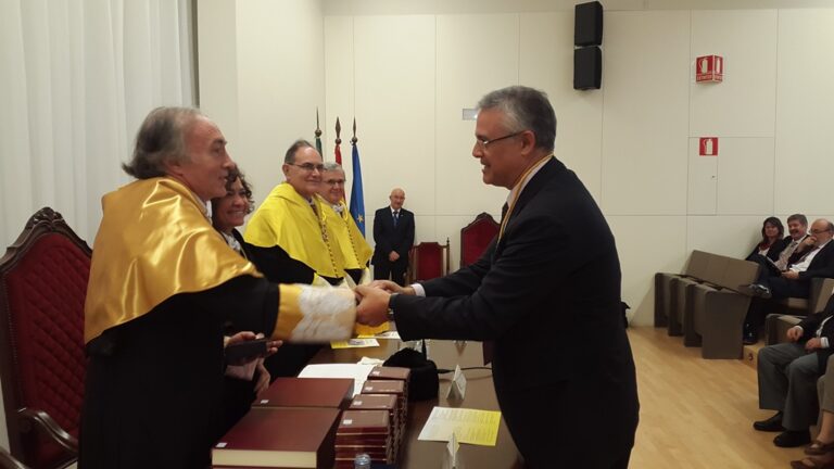 El gerente del Complejo Hospitalario de Toledo, premiado por la Facultad de Medicina de Granada