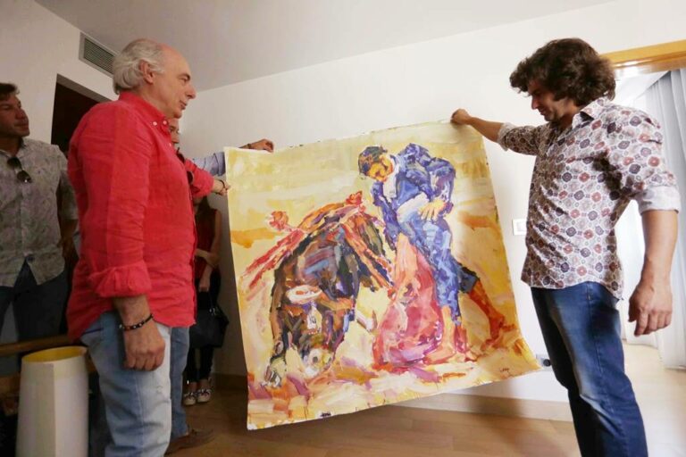 El pintor José Manuel Exojo hace partícipe de su arte al torero Morante de La Puebla