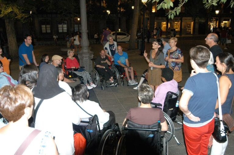 Pacientes y familiares del Hospital de Parapléjicos disfrutan de una ruta nocturna guiada por Toledo