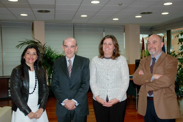 La consejera de Economía conoce los diferentes proyectos de la Fundación Horizonte XXII, de Globalcaja