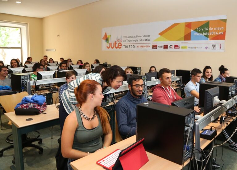 Educación envía 4.630 portátiles convertibles a centros educativos de la región