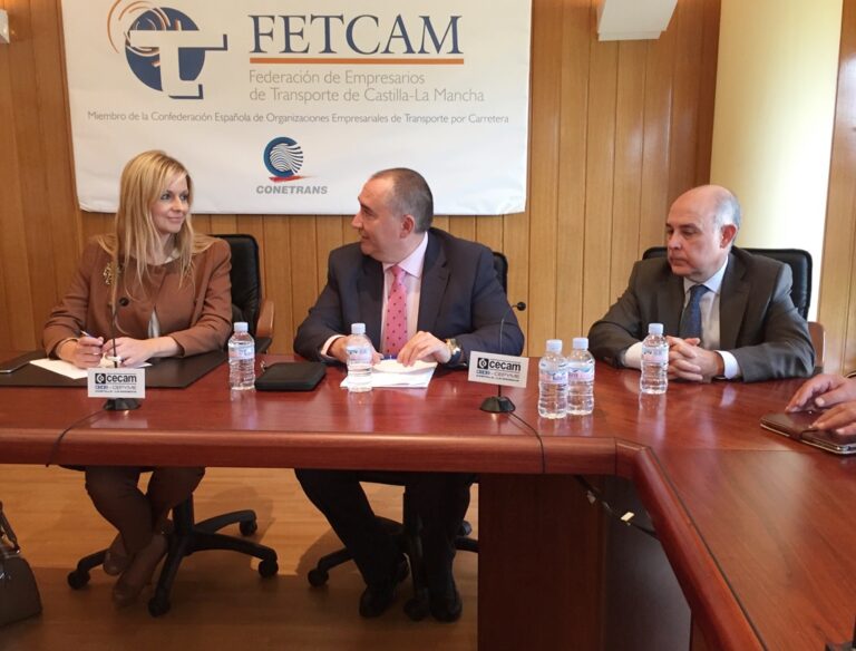 La Consejería de Fomento colaborará con FETCAM a elaborar un mapa para definir una red de áreas seguras para vehículos pesados