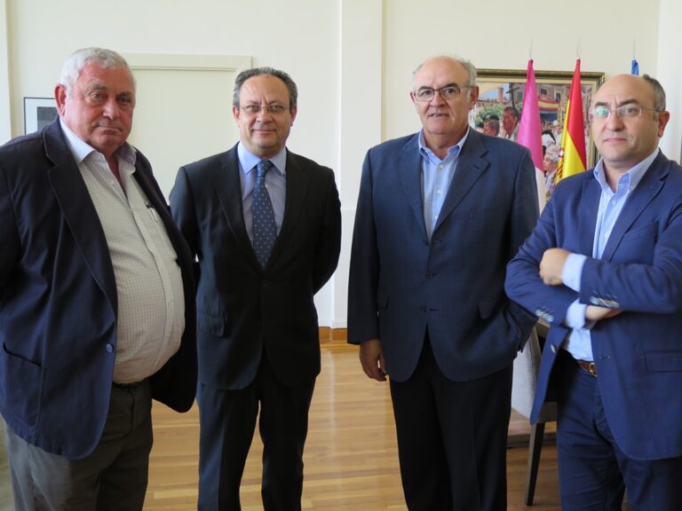 Ruiz Molina traslada a ASAJA el compromiso del Gobierno regional de suprimir aquellas tasas que sean injustas o inoperantes