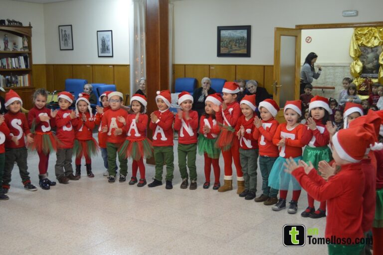 Los alumnos de infantil del Félix Grande llevan la Navidad a la residencia “San Víctor” de Tomelloso
