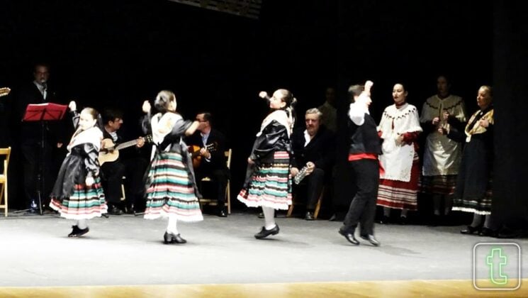 Cantes y bailes tradicionales en el XXI Festival Folklorico Navideño