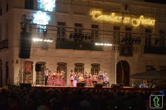La plaza de España acoge el Festival de Coros Rocieros