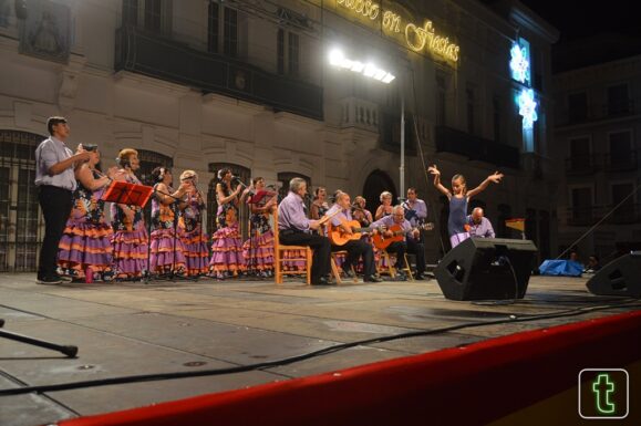 La plaza de España acoge el Festival de Coros Rocieros