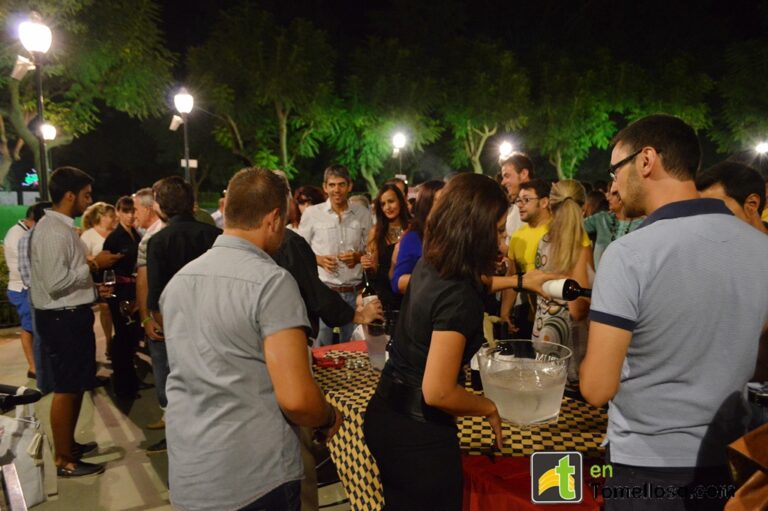 La Cuarta Fiesta del Vino de Tomelloso congrega a casi tres mil personas en los Jardines del Parque