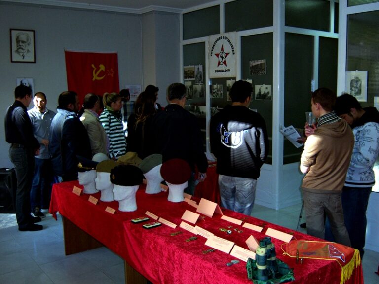 Más de un centenar de personas visitan la Exposición de la URSS organizada por las Juventudes Socialistas