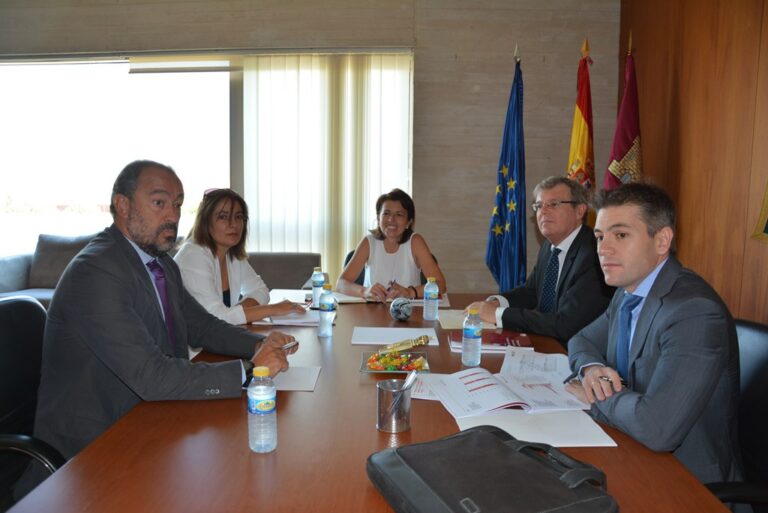 La consejera de Educación se reúne con el rector de la Universidad de Castilla-La Mancha