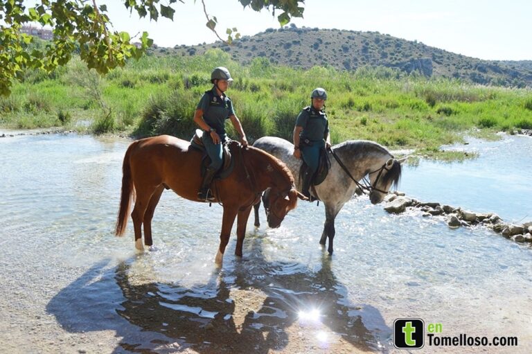 Buzos y jinetes de la Guardia Civil velan por un verano tranquilo en Ruidera