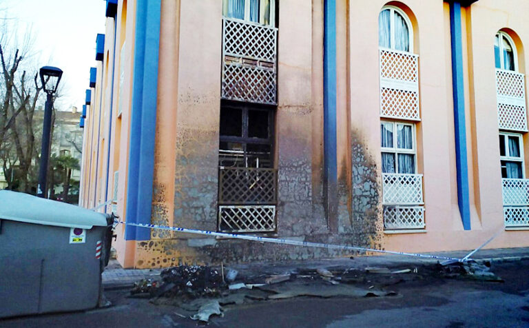 Graves daños en la fachada de la Escuela de Artes de Tomelloso tras incendiarse cuatro contenedores