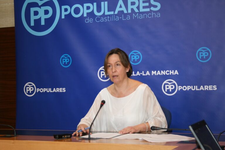 El PP pregunta a Page si Bono está disfrutando de algún privilegio como expresidente autonómico