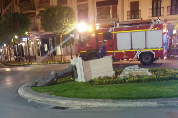 Un Vehiculo se empotra contra la estatua del obrero en Tomelloso
