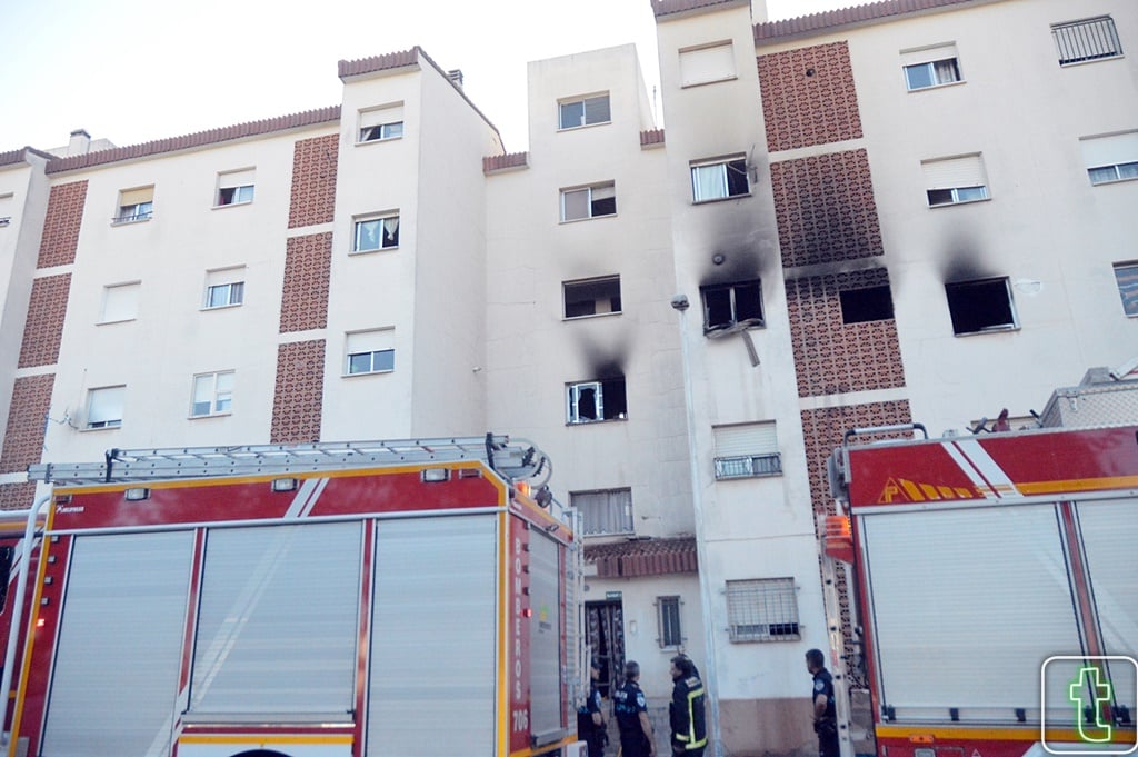Guardia Civil rescata a dos personas del incendio en un piso de Tomelloso al hacer un butrón en la casa anexa