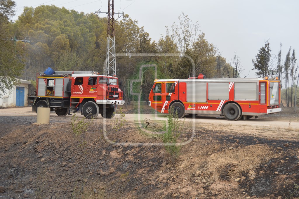 Los bomberos controlan varios incendios, presuntamente provocados, en la carretera de La Alavesa