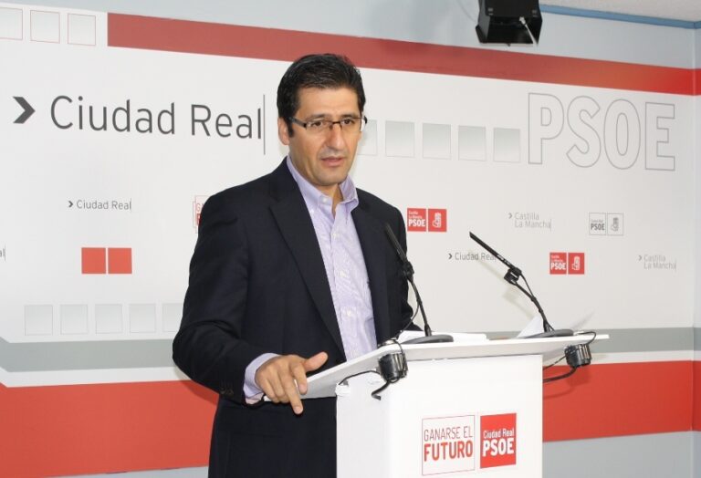 Caballero traslada a De Lara el apoyo del PSOE ante la campaña de “acoso y derribo” que padece