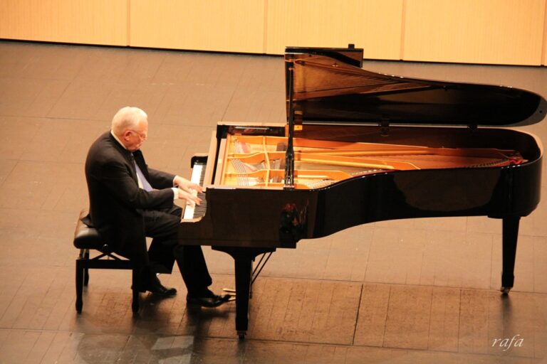 El Teatro Municipal de Tomelloso acogió el recital de piano de Joaquín Soriano